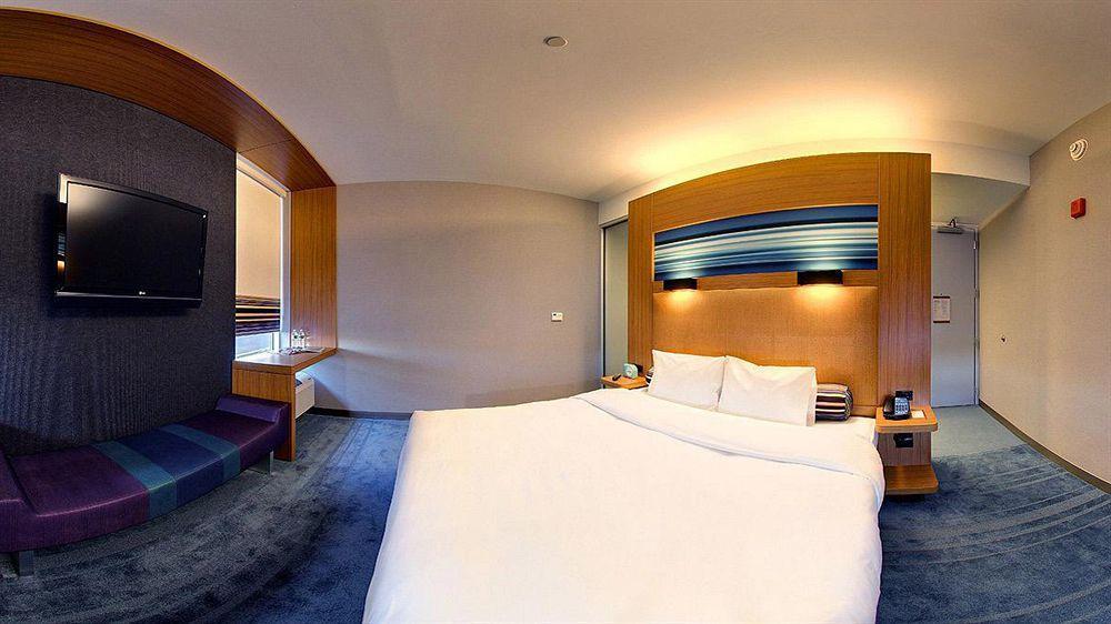 Aloft Airport 3*