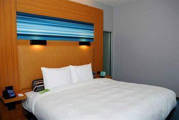 Aloft Airport Hotel 3*