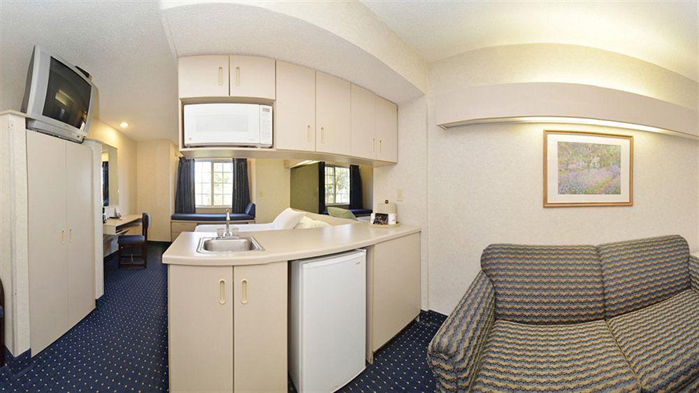 Microtel & By Wyndham Airport Hotel 2*