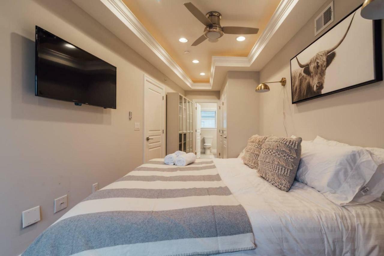 Bed & Breakfast Urban Oasis W/ Roof Deck + 3 Showers + Boho Vibes!