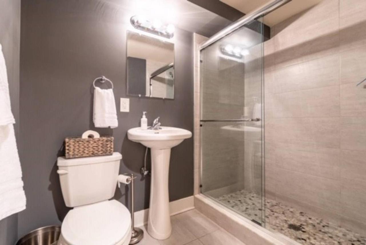 Beautiful Lux 4 Bedroom*near Penn/chop*roof Deck Bed & Breakfast