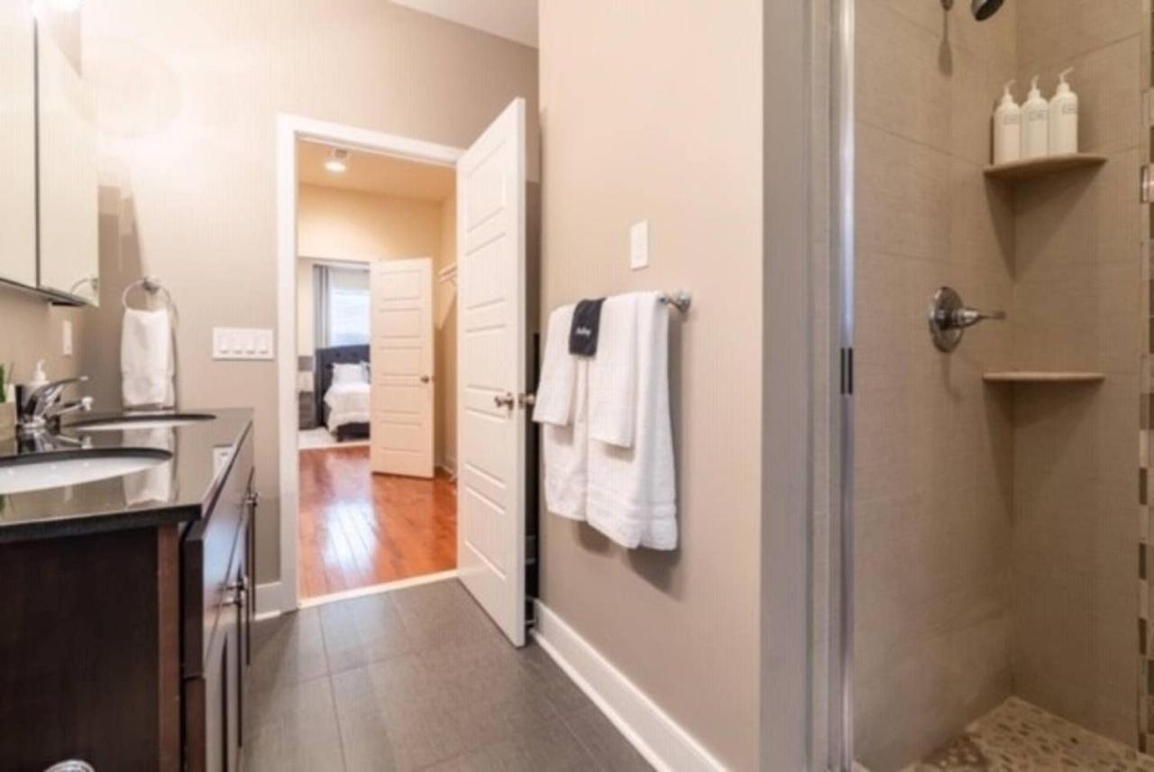 Beautiful Lux 4 Bedroom*near Penn/chop*roof Deck Bed & Breakfast *