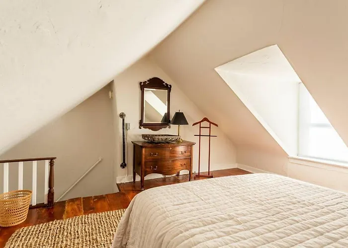 Saint Davids Cottage In Manayunk, Walk To Train, Main Street