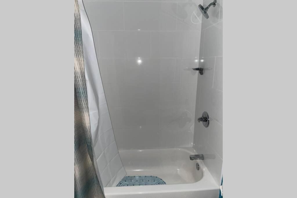 The Space Place - 2 Bedroom Apt With Memory Foam Mattresses Built For Relaxation Apartment *