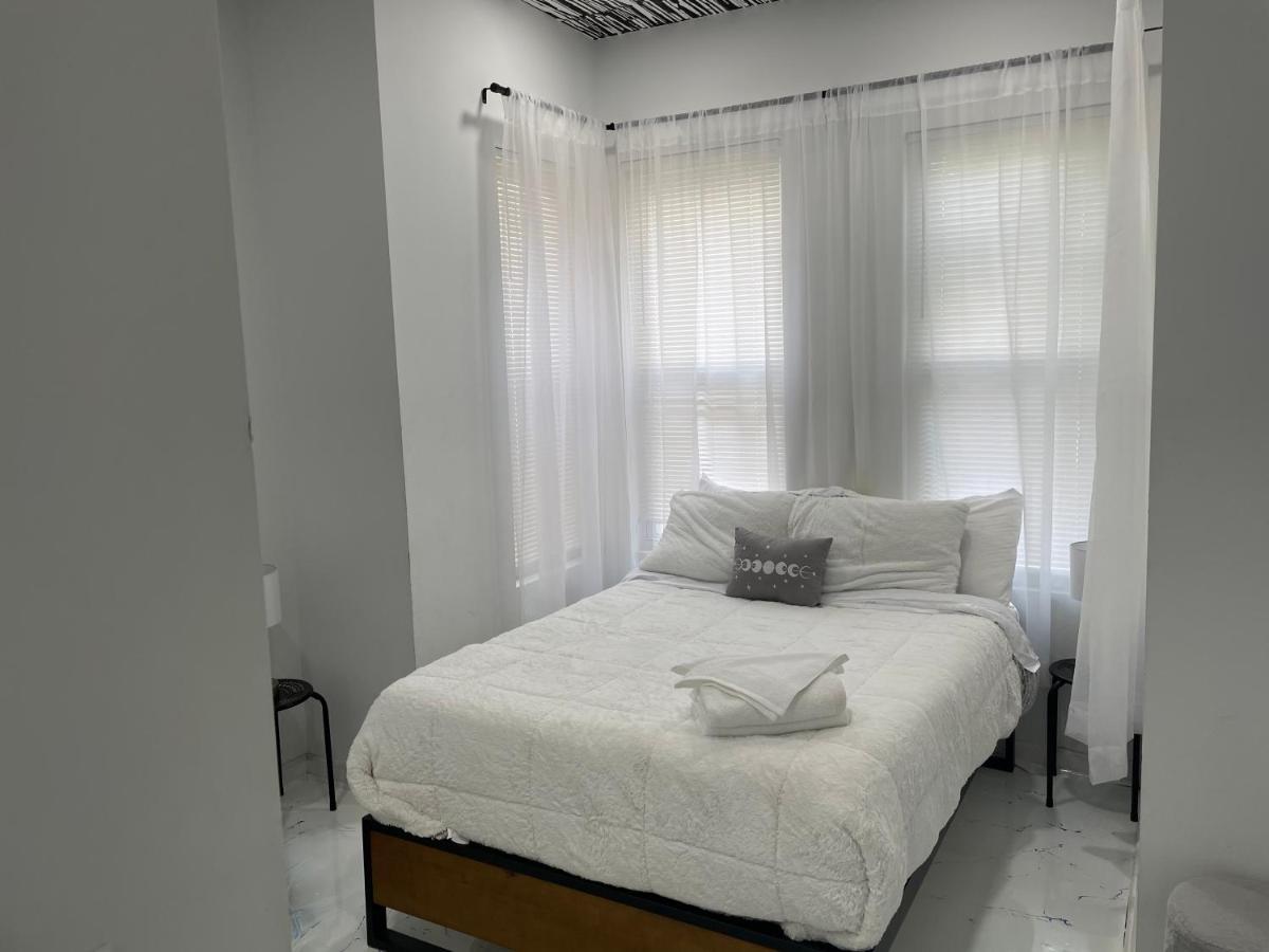 Apartment The Space Place - 2 Bedroom Apt With Memory Foam Mattresses Built For Relaxation *