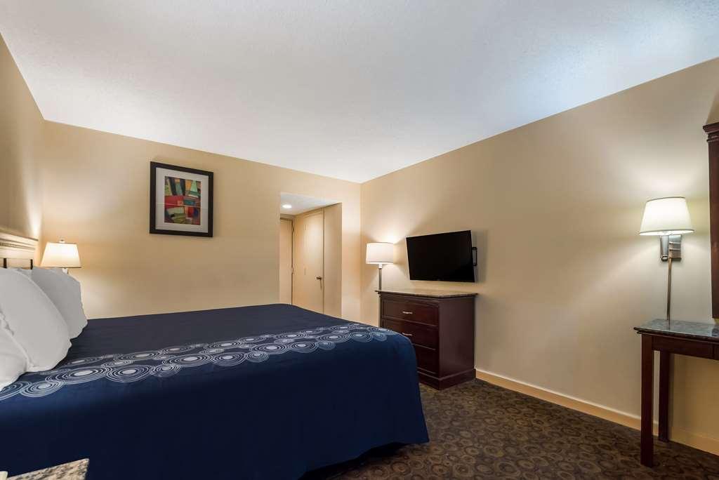 Rodeway Hotel *