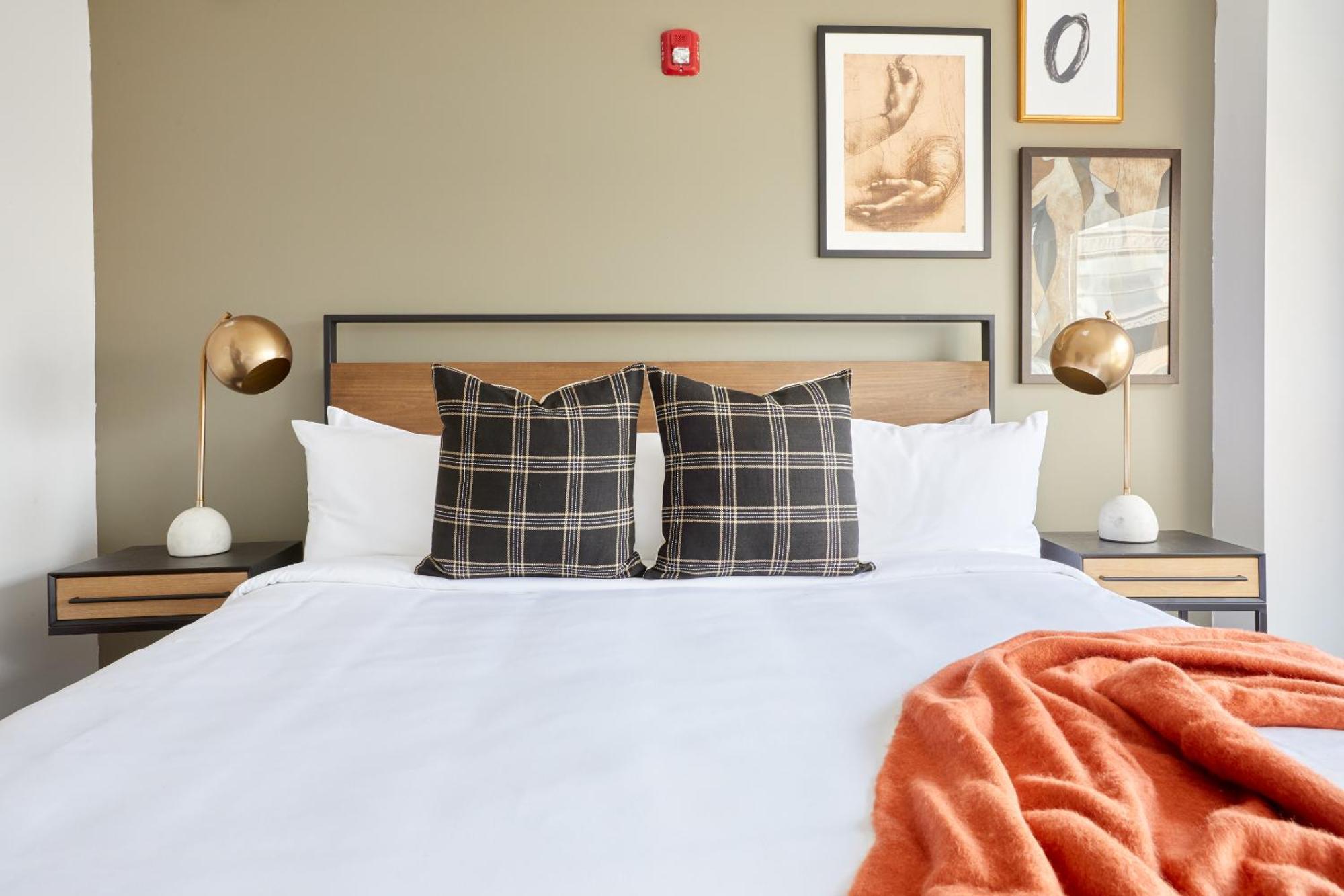 Locale North Broad - 4*