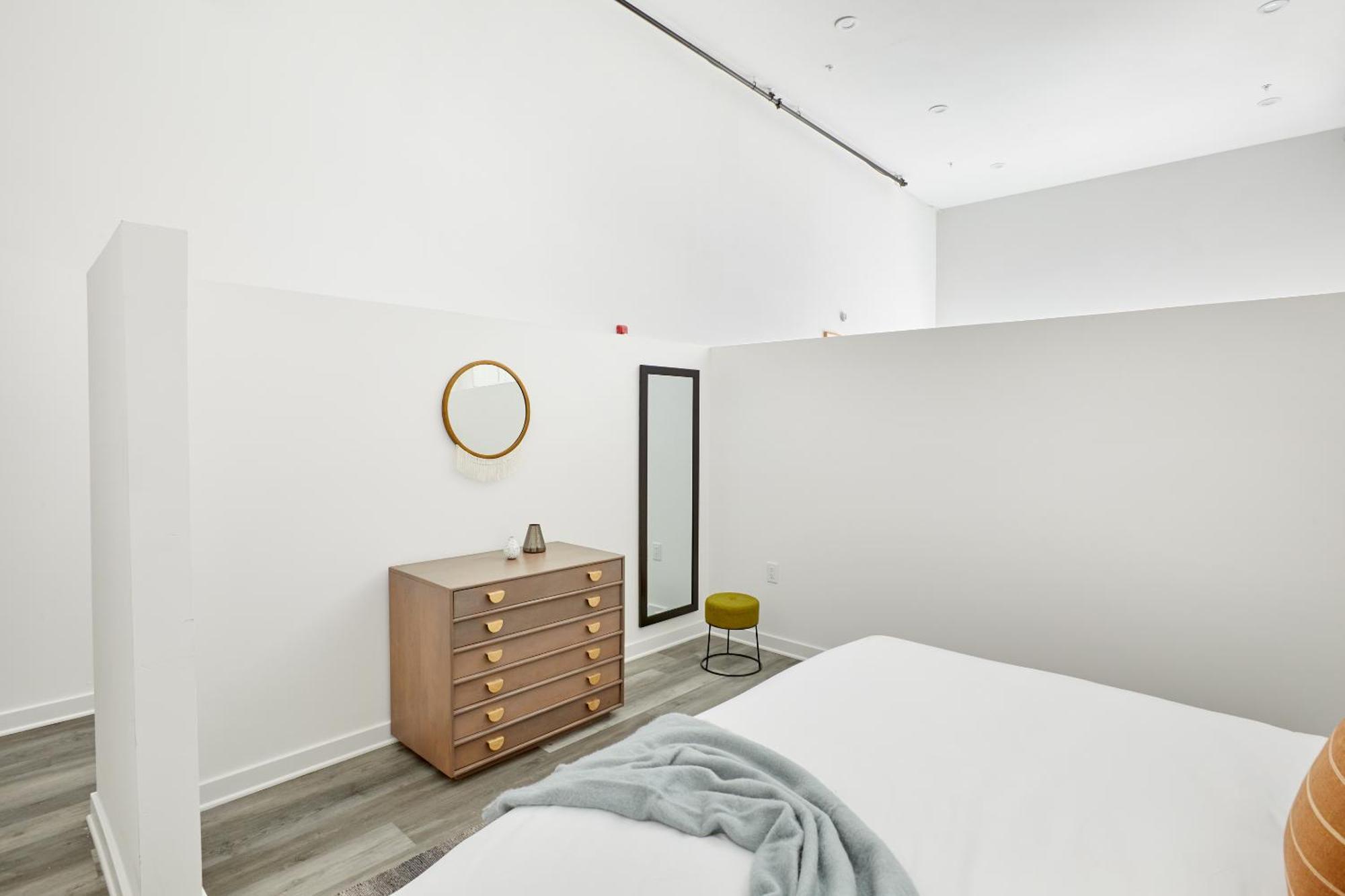 Locale North Broad - 4*