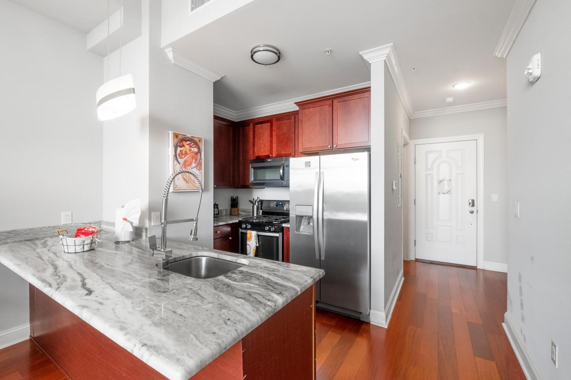 Grand 1br W Rooftop Pool & Gym