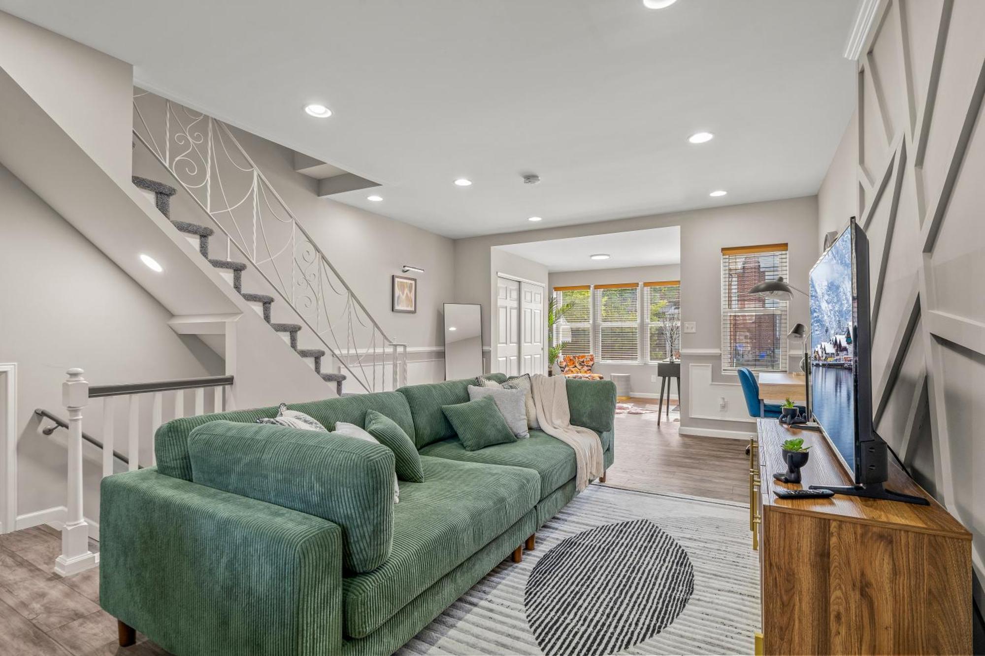Uptown Gem! A Family Free Early Check-in! Holiday home