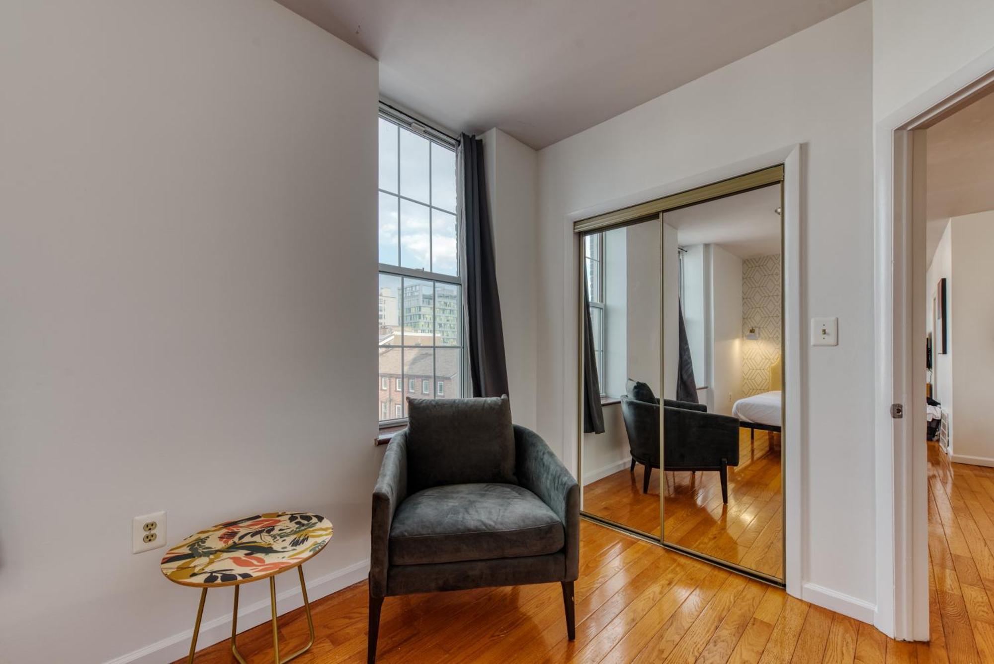 The Stairway - Convention Center Apartment Philadelphia