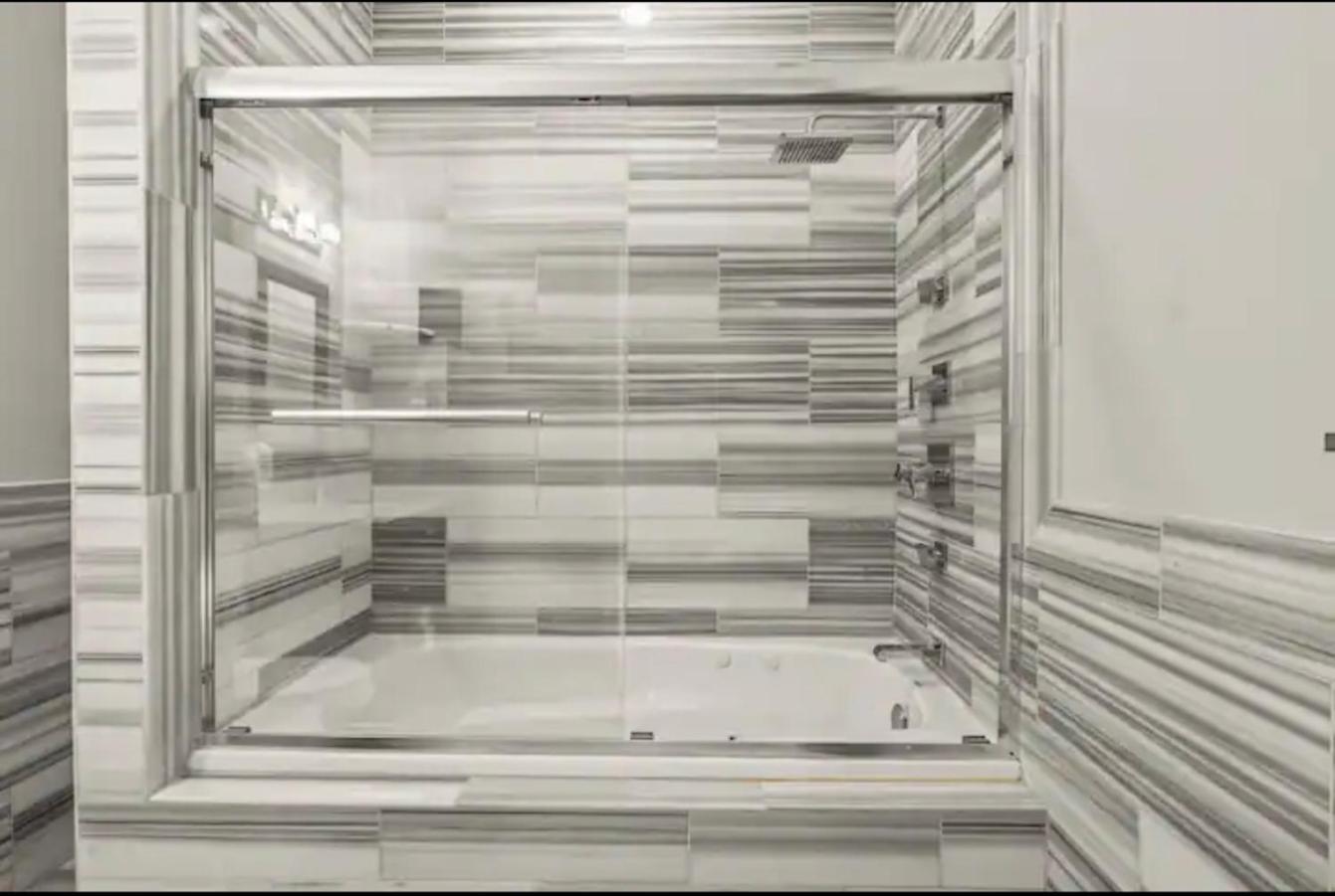 Grand 1br W Rooftop Pool & Gym Apartment