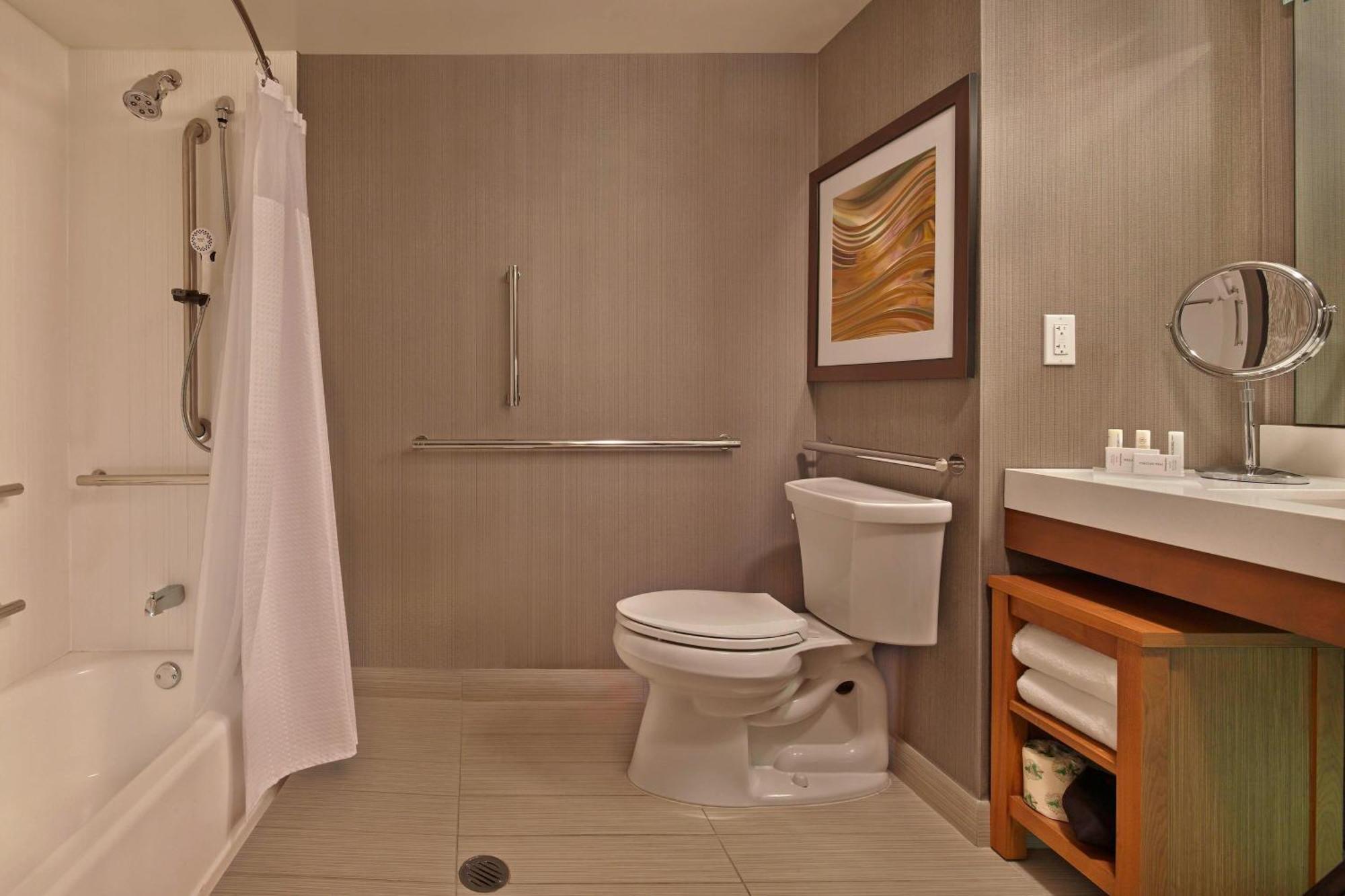 Courtyard By Marriott Avenue