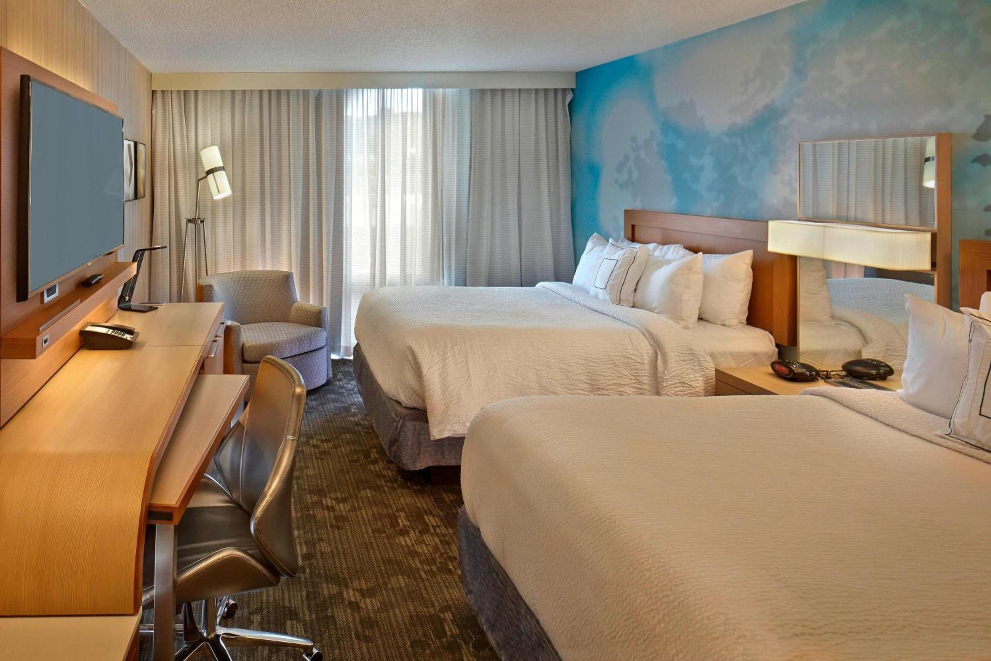 Courtyard By Marriott Avenue
