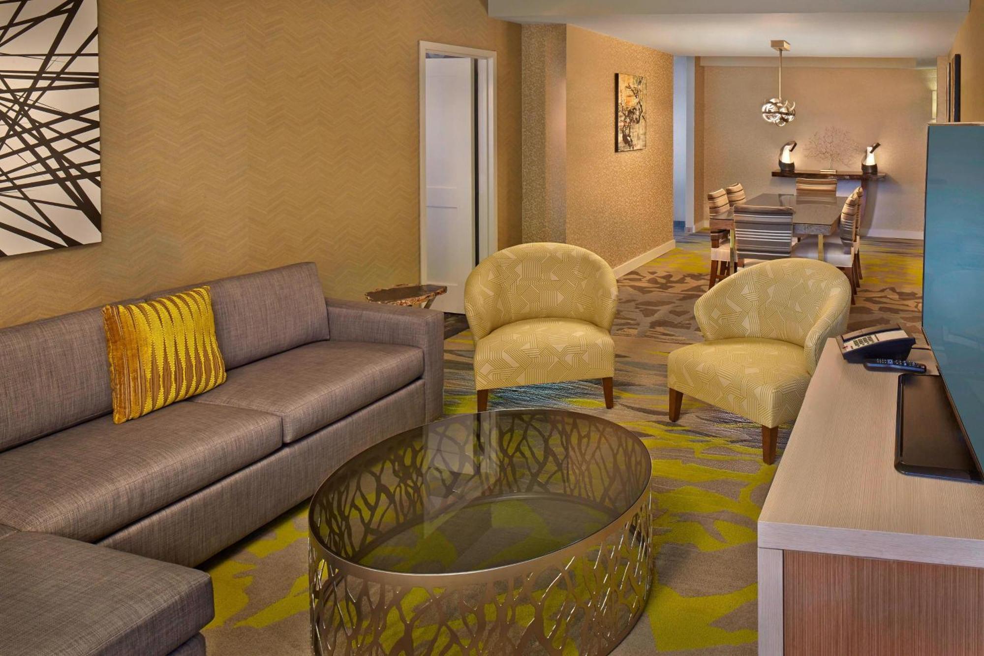 Hotel Courtyard By Marriott Avenue