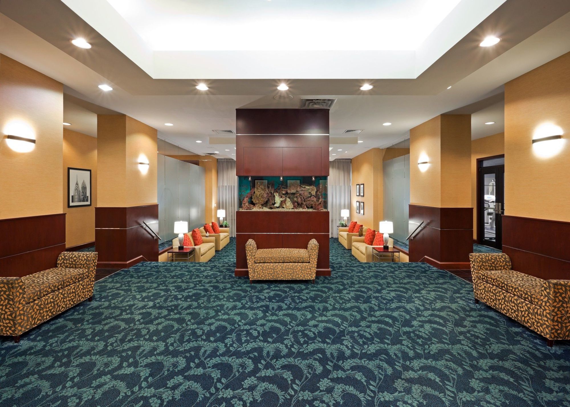 Courtyard By Marriott Avenue Hotel
