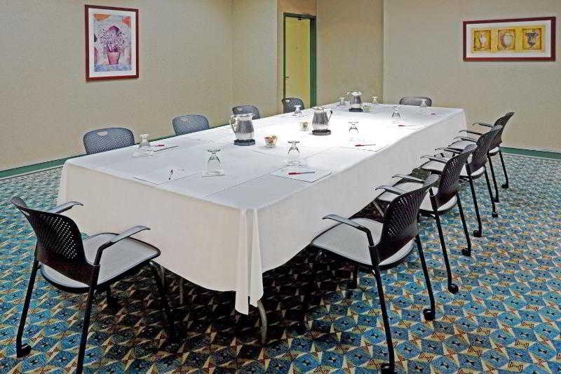 Courtyard By Marriott Avenue Hotel