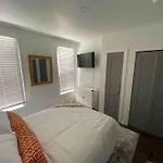 Lovely Modern 1-Bedroom Rental Unit W/ Kitchen