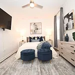 Charming One Bedroom Apartment Close To Temple
