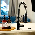 2Br In Heart Of Queen Village - Walk To Everything!