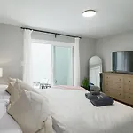 2Br In Heart Of Queen Village - Walk To Everything!
