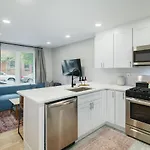 2Br In Heart Of Queen Village - Walk To Everything!