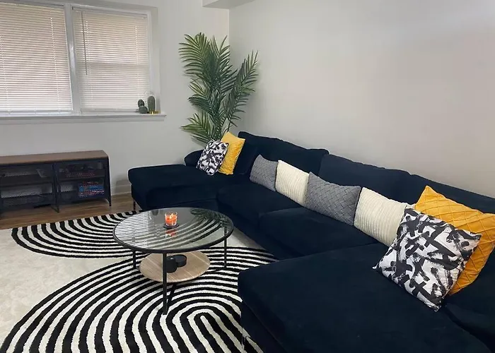 Sleek 2 Bedroom Unit With Parking Plus Car Rental!