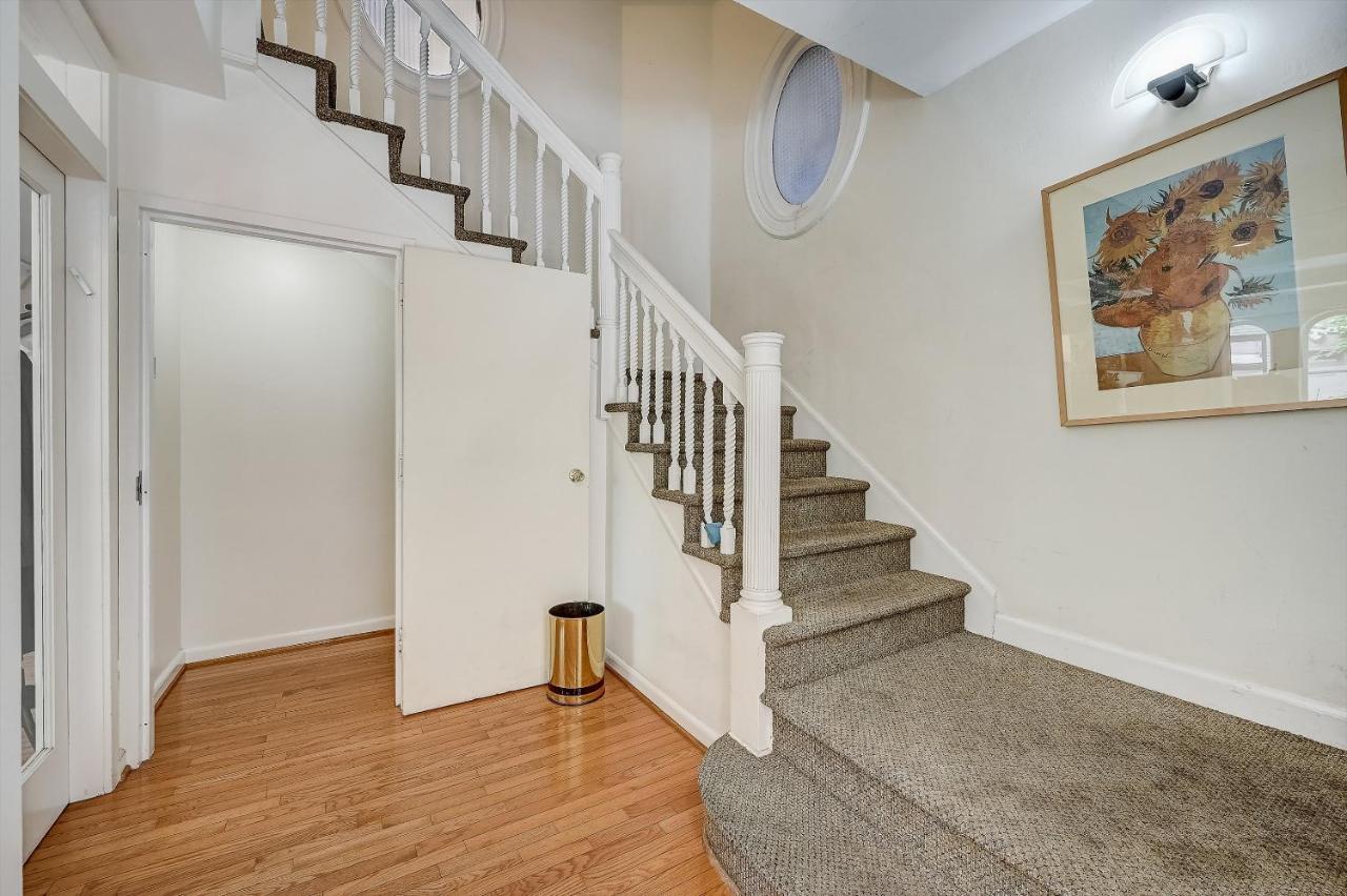 Apartment Frontdesk I 242 S 17th St Apts Rittenhouse Sq