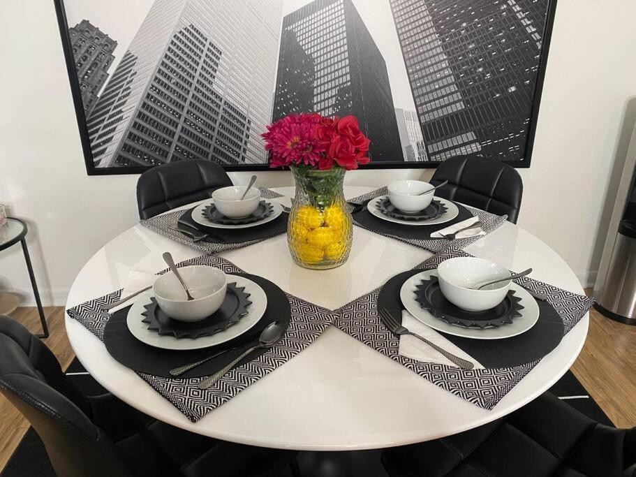 Sleek 2 Bedroom Unit With Parking Plus Car Rental! Philadelphia