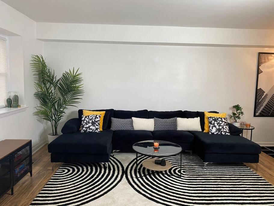 Sleek 2 Bedroom Unit With Parking Plus Car Rental! *