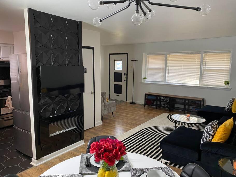 Holiday home Sleek 2 Bedroom Unit With Parking Plus Car Rental! Philadelphia