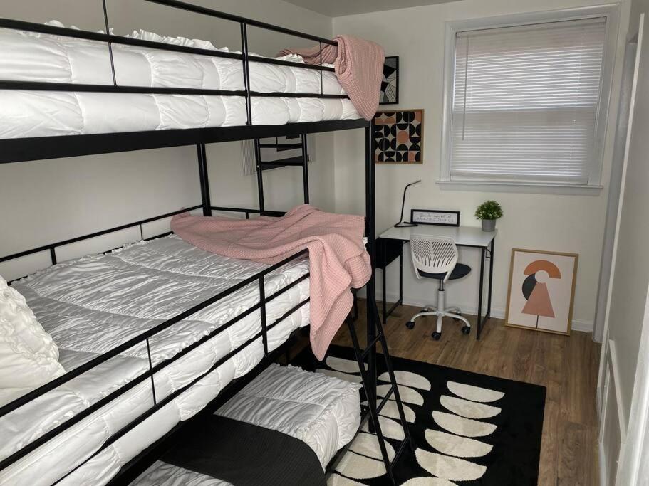 Sleek 2 Bedroom Unit With Parking Plus Car Rental! Holiday home