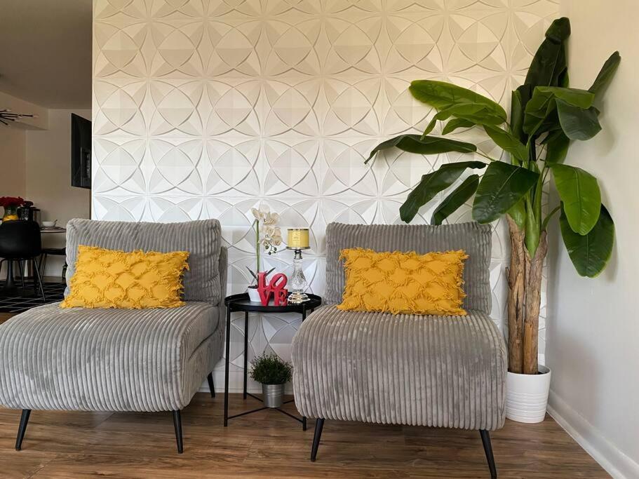 Holiday home Sleek 2 Bedroom Unit With Parking Plus Car Rental! *