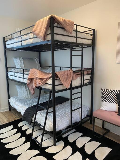 Sleek 2 Bedroom Unit With Parking Plus Car Rental! Holiday home Philadelphia
