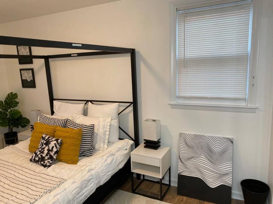 Sleek 2 Bedroom Unit With Parking Plus Car Rental!