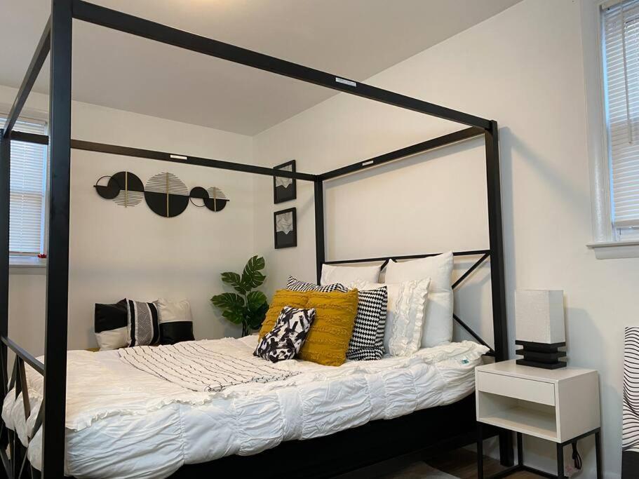 Sleek 2 Bedroom Unit With Parking Plus Car Rental! *