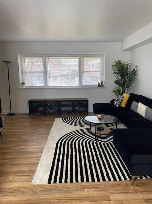 Sleek 2 Bedroom Unit With Parking Plus Car Rental!