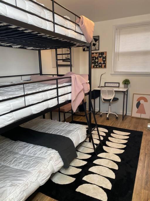 Sleek 2 Bedroom Unit With Parking Plus Car Rental! Holiday home
