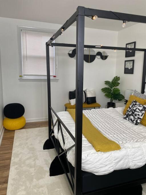 Holiday home Sleek 2 Bedroom Unit With Parking Plus Car Rental! *