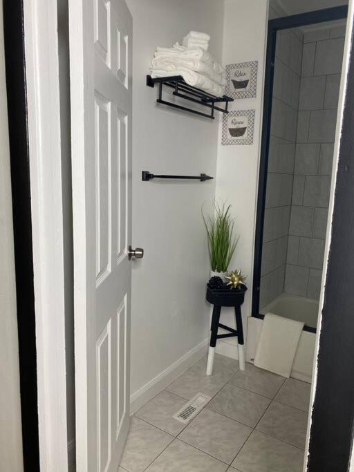 Holiday home Sleek 2 Bedroom Unit With Parking Plus Car Rental! Philadelphia