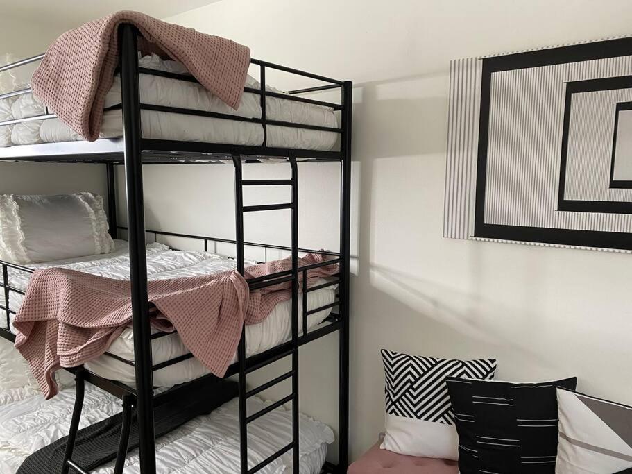 Sleek 2 Bedroom Unit With Parking Plus Car Rental! *