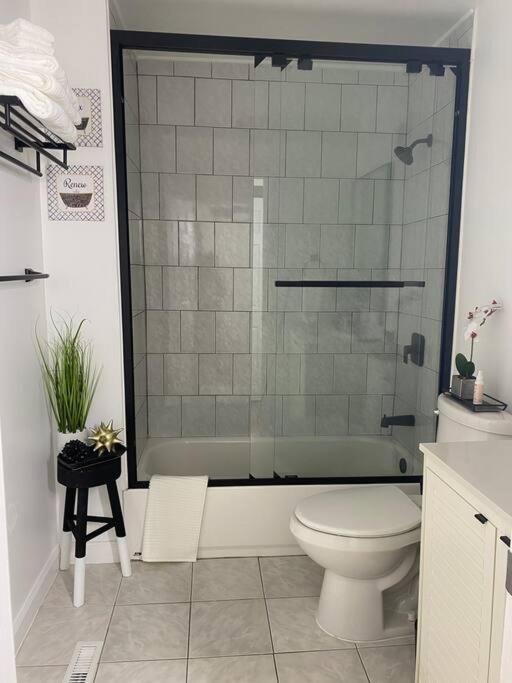 Sleek 2 Bedroom Unit With Parking Plus Car Rental! Holiday home Philadelphia