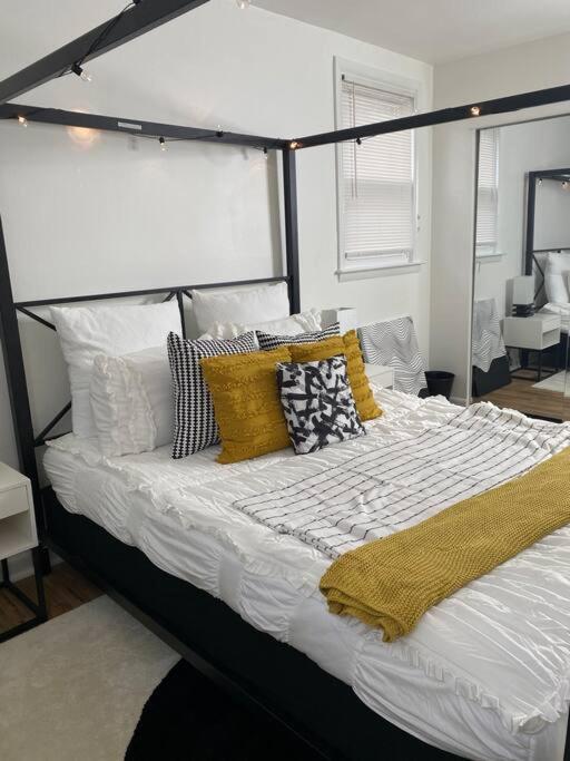 Sleek 2 Bedroom Unit With Parking Plus Car Rental!