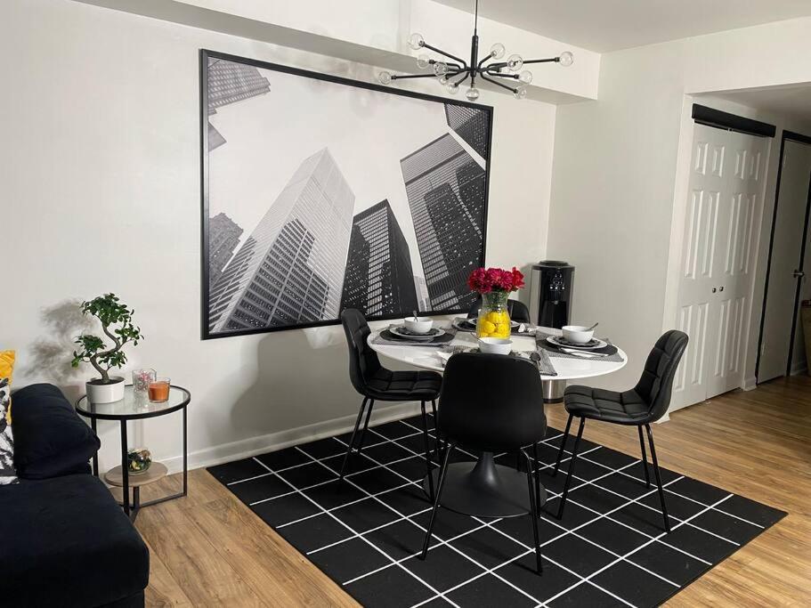 Sleek 2 Bedroom Unit With Parking Plus Car Rental! *