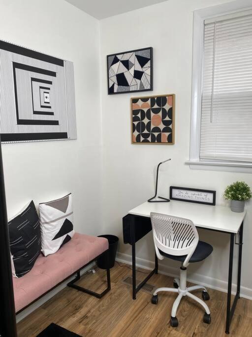 Holiday home Sleek 2 Bedroom Unit With Parking Plus Car Rental!