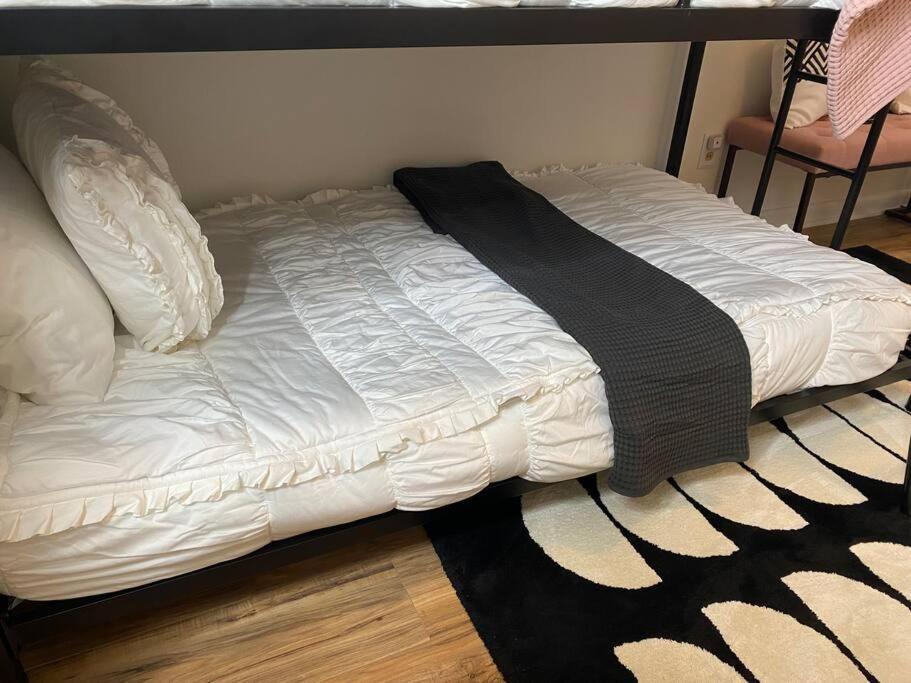 Sleek 2 Bedroom Unit With Parking Plus Car Rental! * Philadelphia