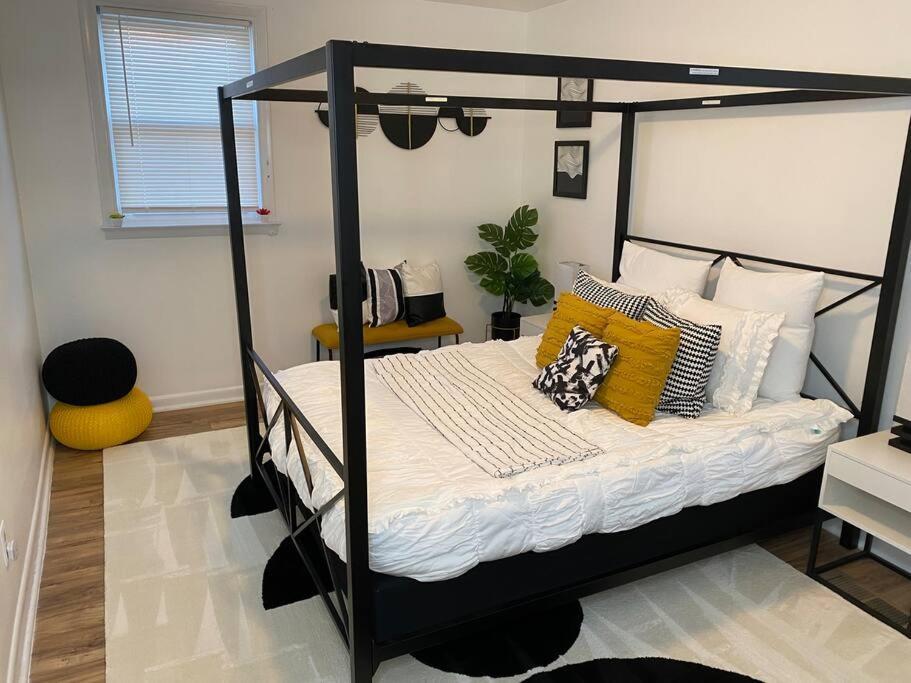 Sleek 2 Bedroom Unit With Parking Plus Car Rental! Holiday home