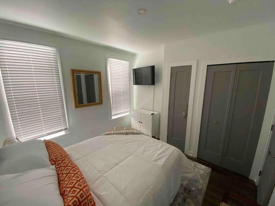 Apartment Lovely Modern 1-Bedroom Rental Unit W/ Kitchen *
