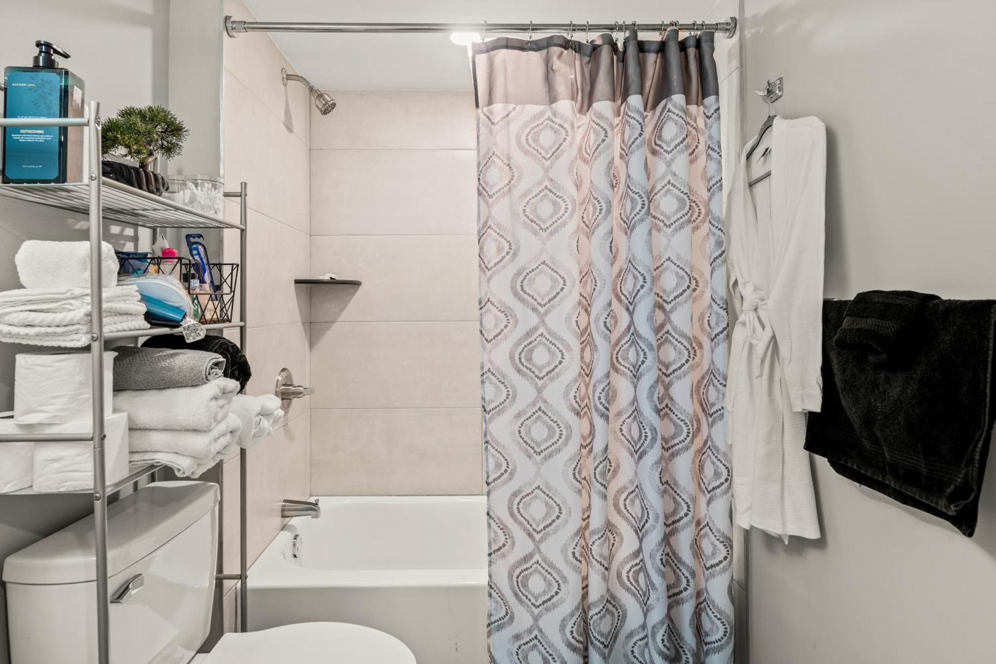 2br-2ba Luxy Dendrobium Oasis, Pet Friendly, Family Friendly, Free Parking & Balcony * Philadelphia