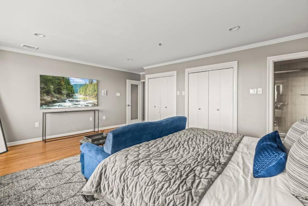5 Bdrm - Heated Indoor Pool - Elevator Holiday home *